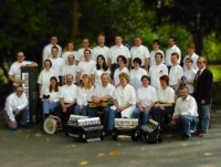 Das Bild zeigt die Mitglieder und den Bandleader von A-TRAIN in einem Gruppenfoto in drei Reihen hintereinander zu Beginn des zweiten Projektjahres im Oktober 2001 in Wiesbaden.