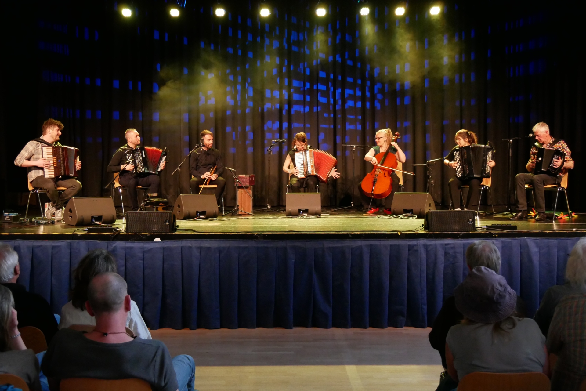 5 Akkordeonisten und 2 Begleitmusiker mit Launeddas und Cello