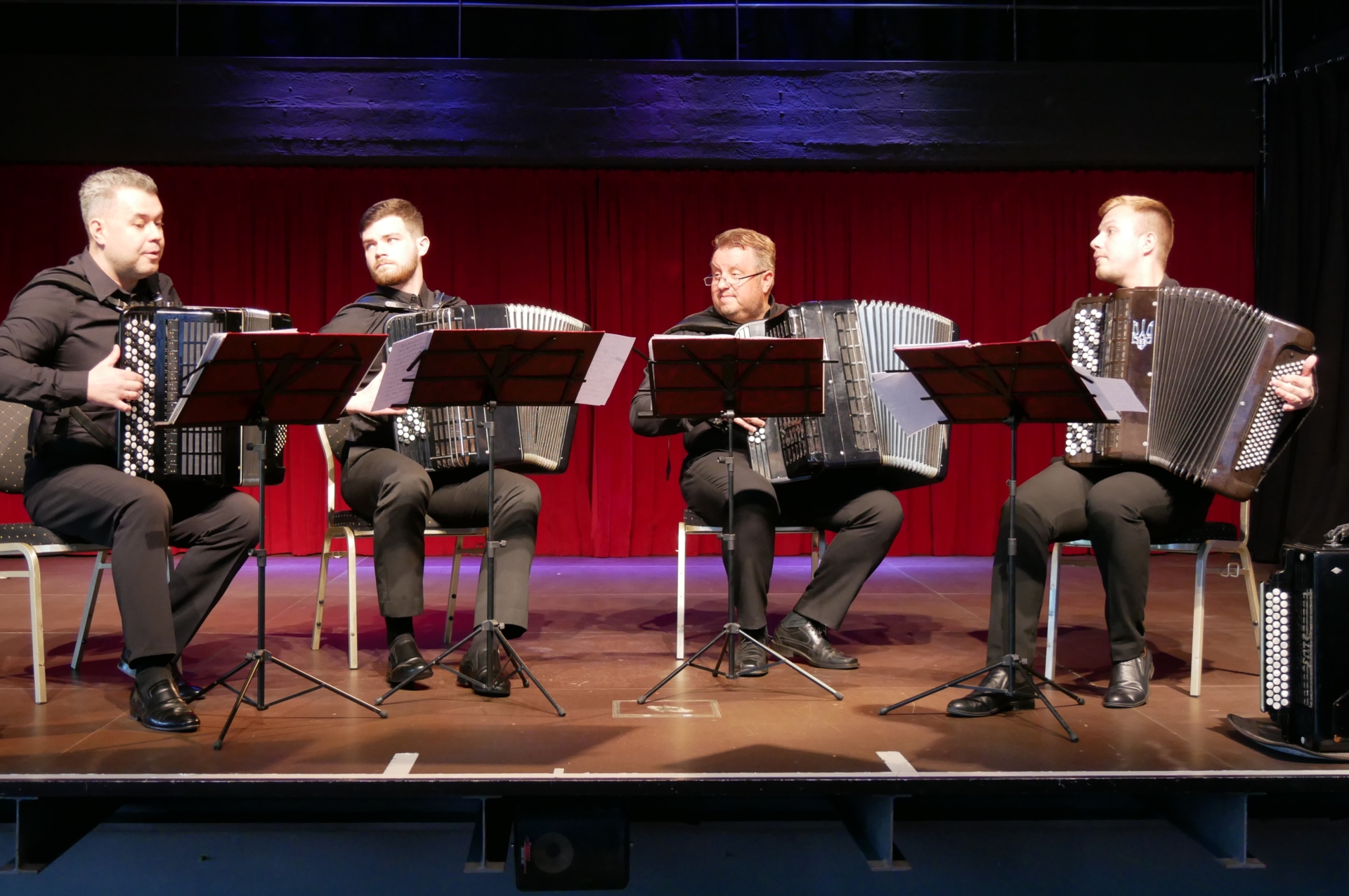 Vier Bajanspieler auf der Bühne - in der Mitte mit Bariton- und Bass-Akkordeon