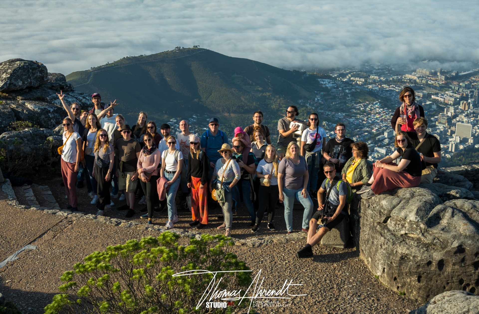 Gruppenfoto der Teilnehmenden des LandesJugendAkkordeonOrchesters Nordrhein-Westfalen auf der Aussichtsplattform des Tafelbergs mit Blick auf Kapstadt