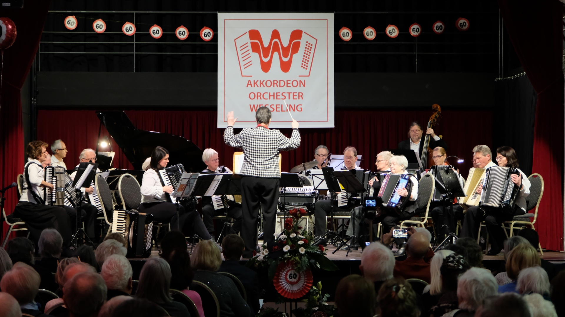 Anita Brandtstäter dirigiert das Akkordeon-Orchester Wesseling auf der Bühne des Rheinforums.