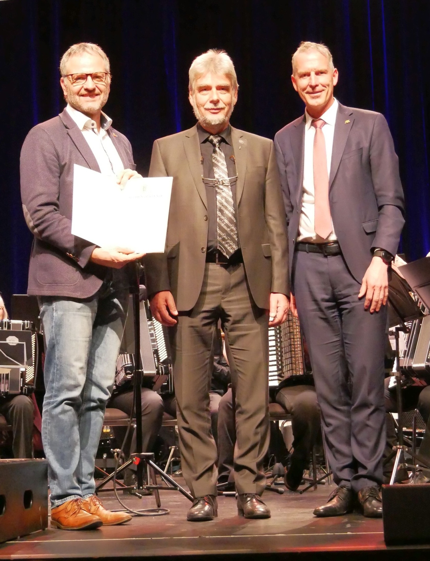 Verleihung der Ehrennadel an Lothar Bargiel. Uhingen, 2025. Foto: HOU Foto von links nach rechts: Bürgermeister M. Wittlinger, L. Bargiel, Ehrenpräsident J. Haussmann