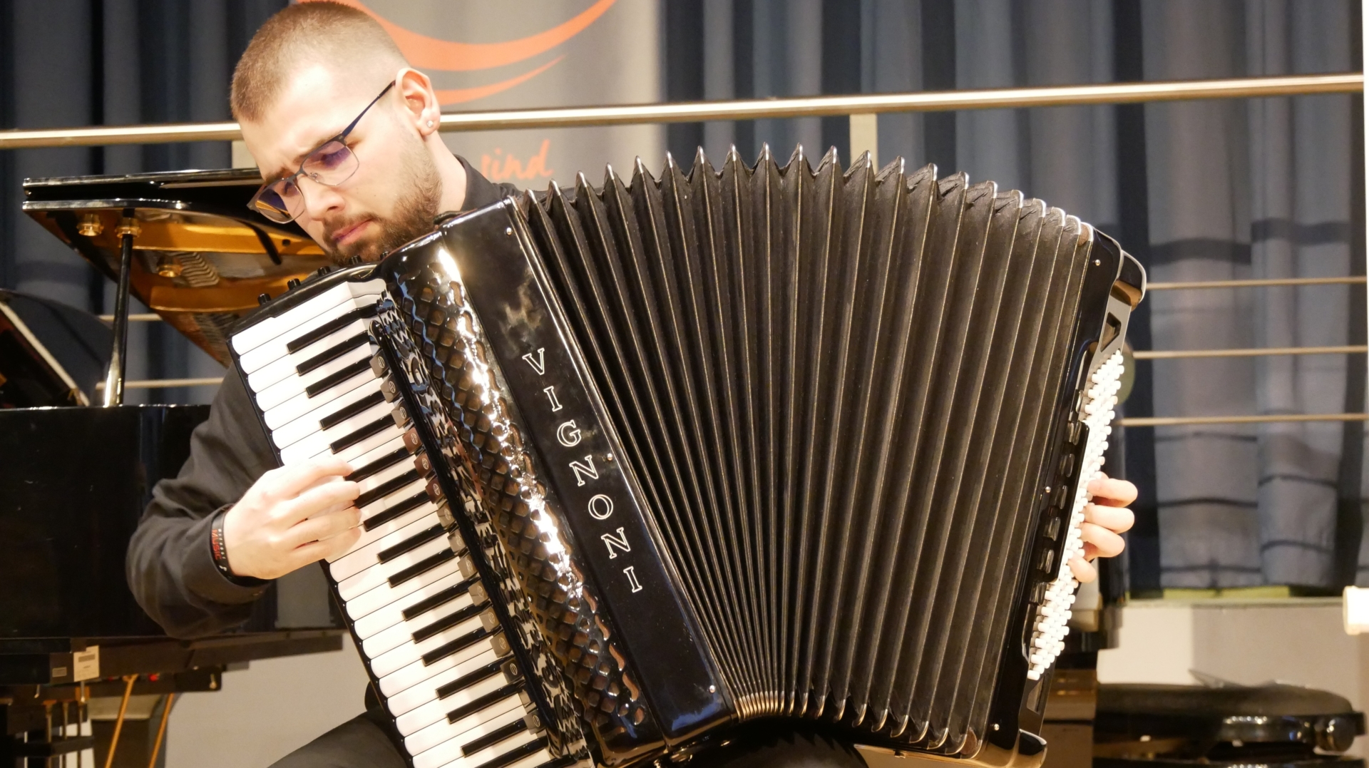 Jovan Stanimirov mit seinem Konverter-Akkordeon in Action.