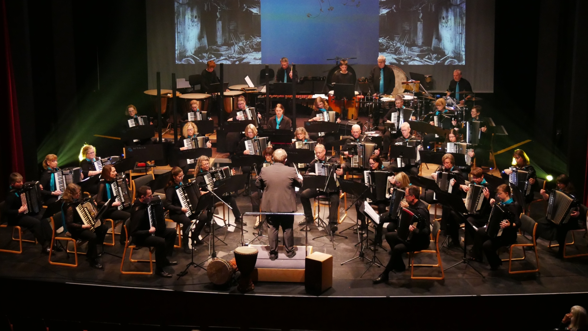 Großes Orchester ArtAccA auf der Bühne in Action.