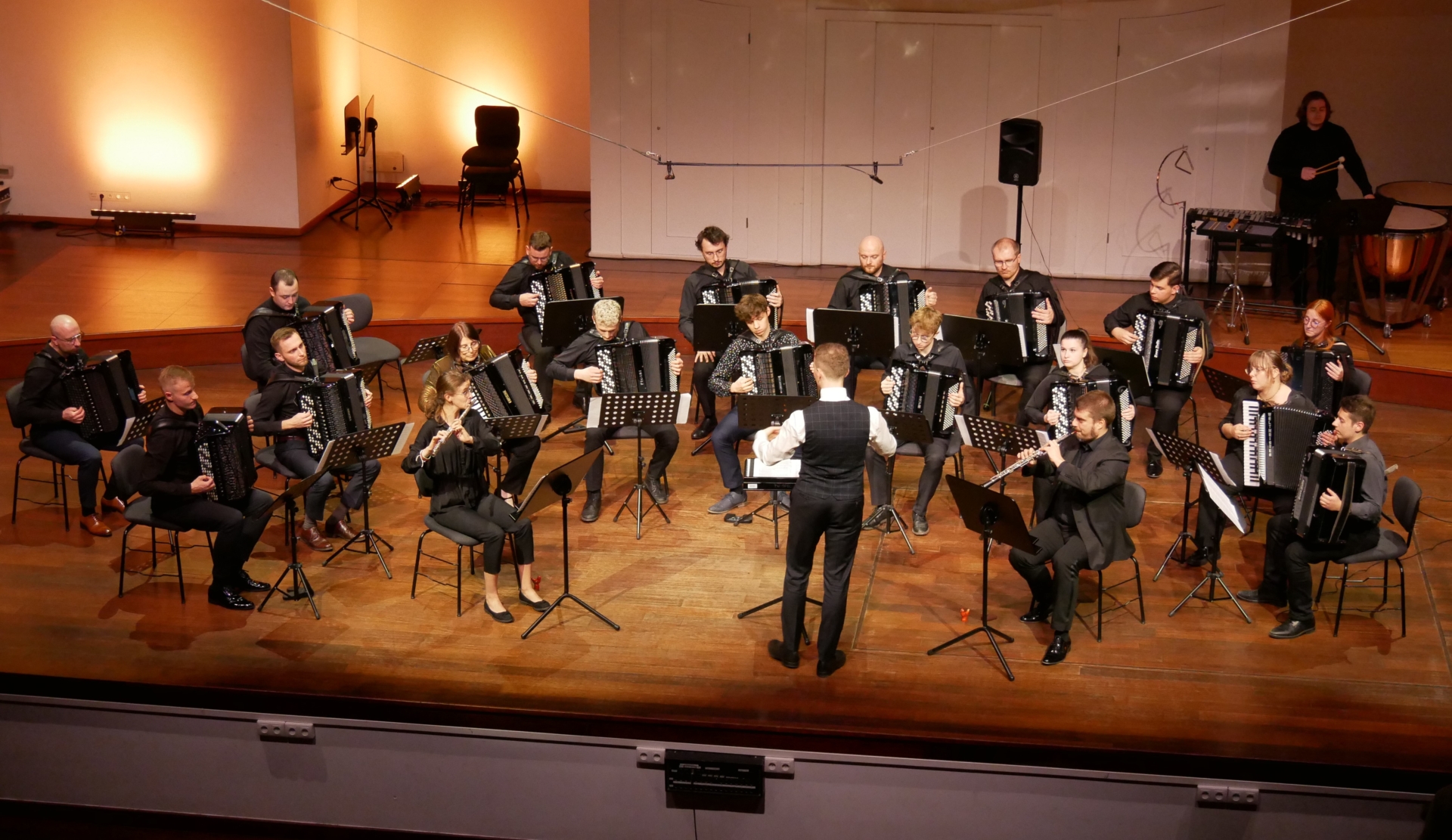 Foto von der Empore auf das Orchester der Musikhochschule. Ganzes Orchester - im Vordergrund zwei Solisten mit Querflöte und Klarinette.