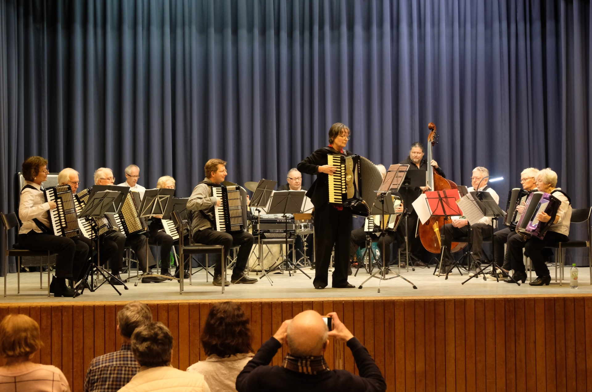 Im Vordergrund steht die Solistin mit ihrer Gola, dahinter das Akkordeon-Orchester Wesseling mit 12 Aktiven inklusive E-Piano, Schlagzeug und Kontrabass.