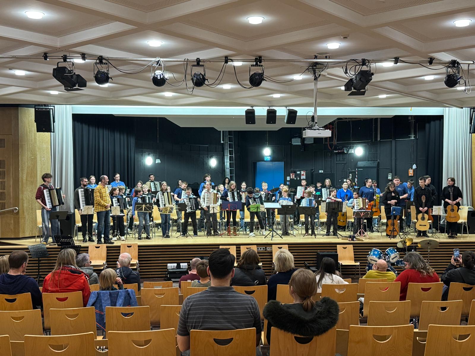 Gemeinschaftsorchester aus dem Nachwuchsorchester des Akkordeon-Studio-Orchesters Bielefeld, der Rock the Scholl Band, dem Jugend-Ensemble des 1.AO Duisburg-Rheinhausen, das Kinder- und Jugendorchester der Max- Reger -Musikschule Hagen, sowie das Schülerorchester der Akkordeonklänge Vest Recklinghausen e.V.