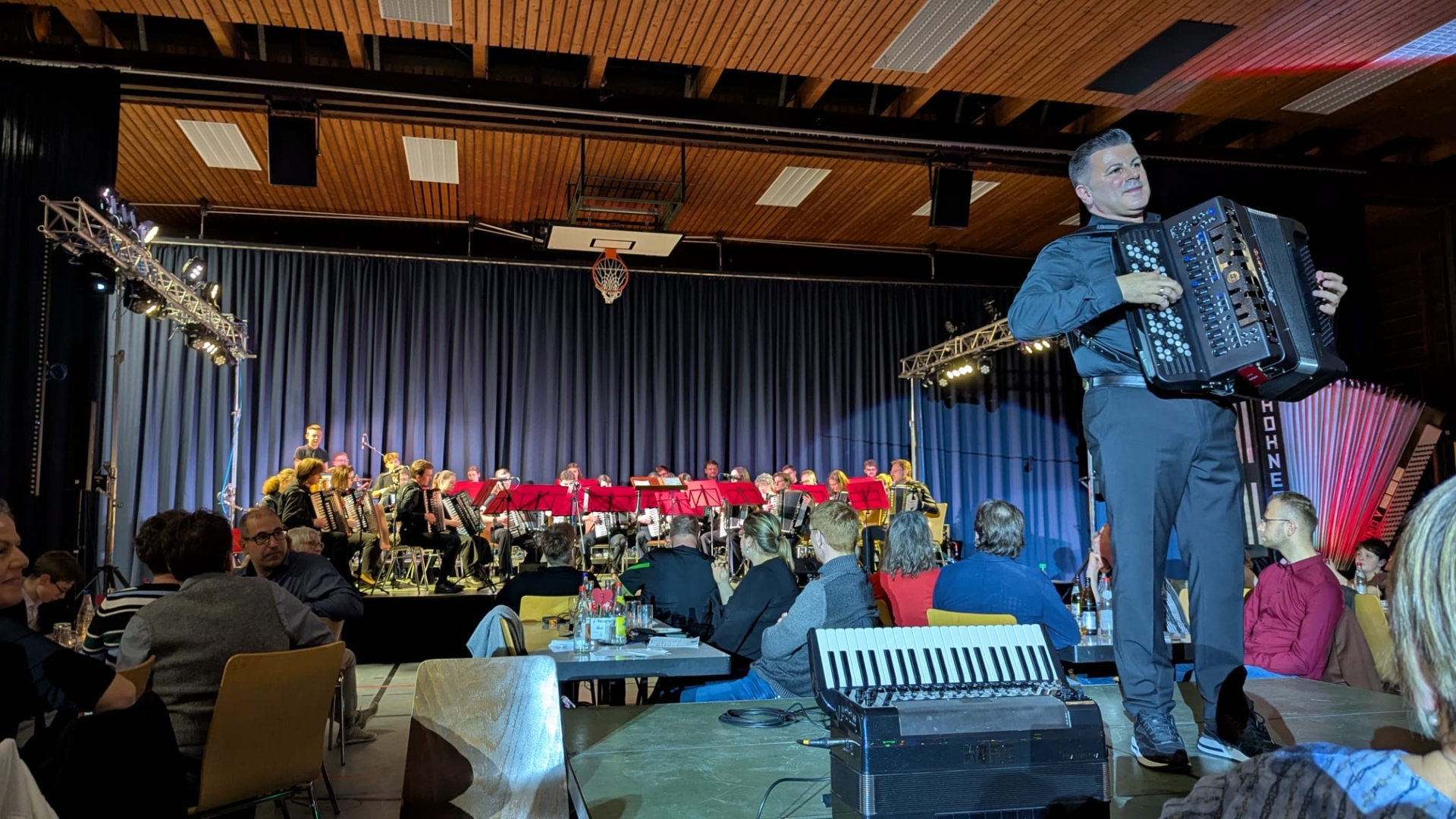 Das Akkordeonorchester des H.H.C. Waldhausen unter der Leitung von Nenad Velickovic (vorne)