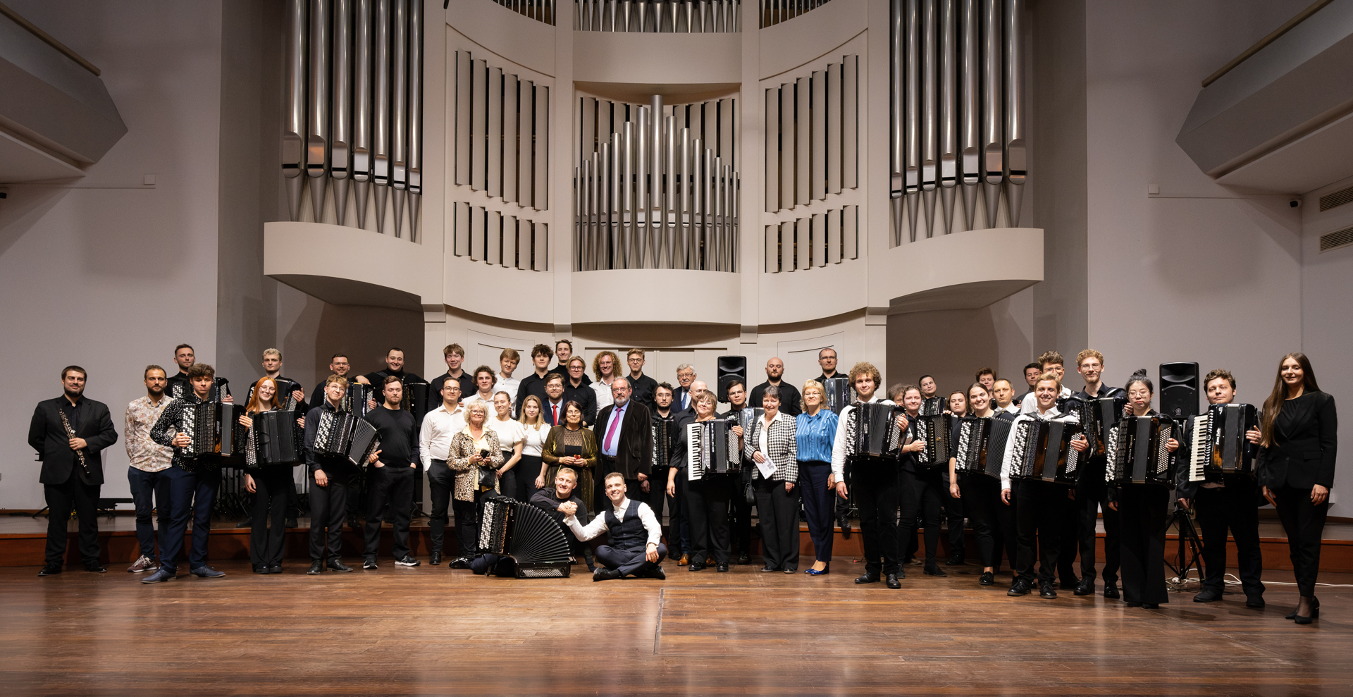 Nach dem Konzert stellten sich alle Teilnehmenden auf der Bühne auf.