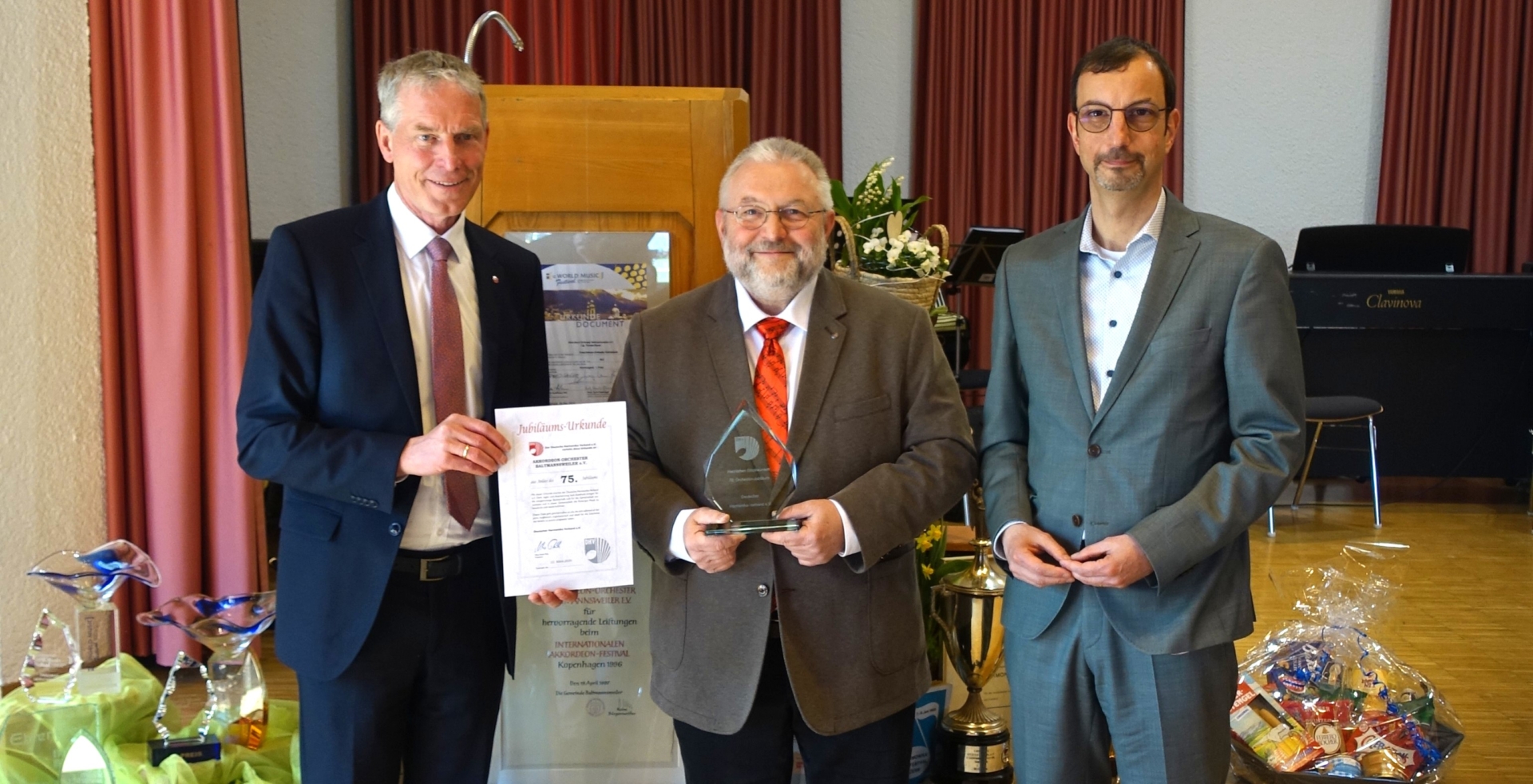 von links nach rechts sieht man Herrn Hausmann, Herrn Nille und Herrn Schmid