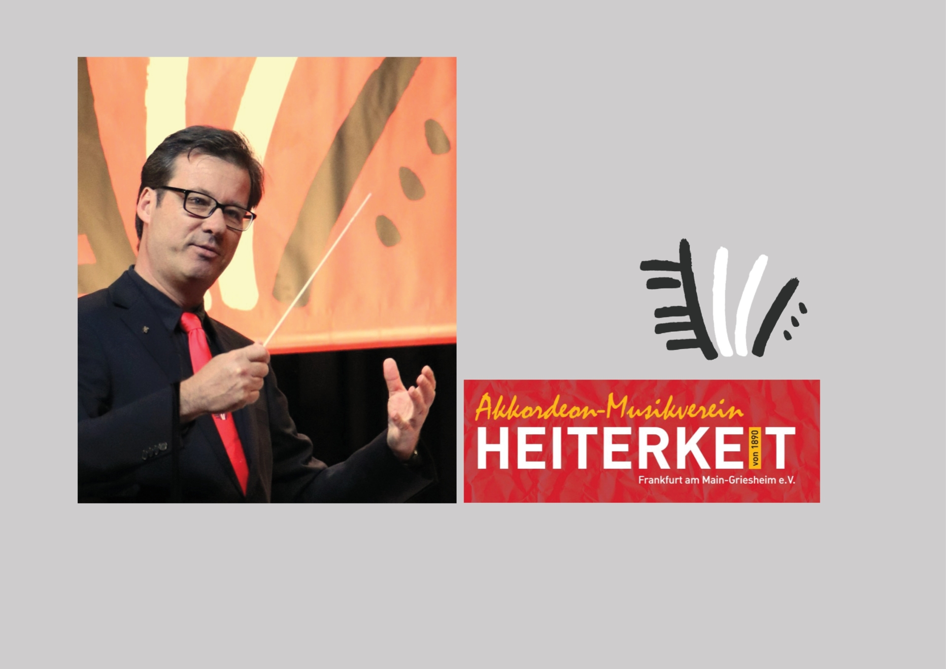 Thorsten Kolar bei einem seiner letzten Konzerte als Dirigent der „Heiterkeit“ mit Dirigentenstab vor dem Bühnenbanner. Unten rechts das Vereinsloge