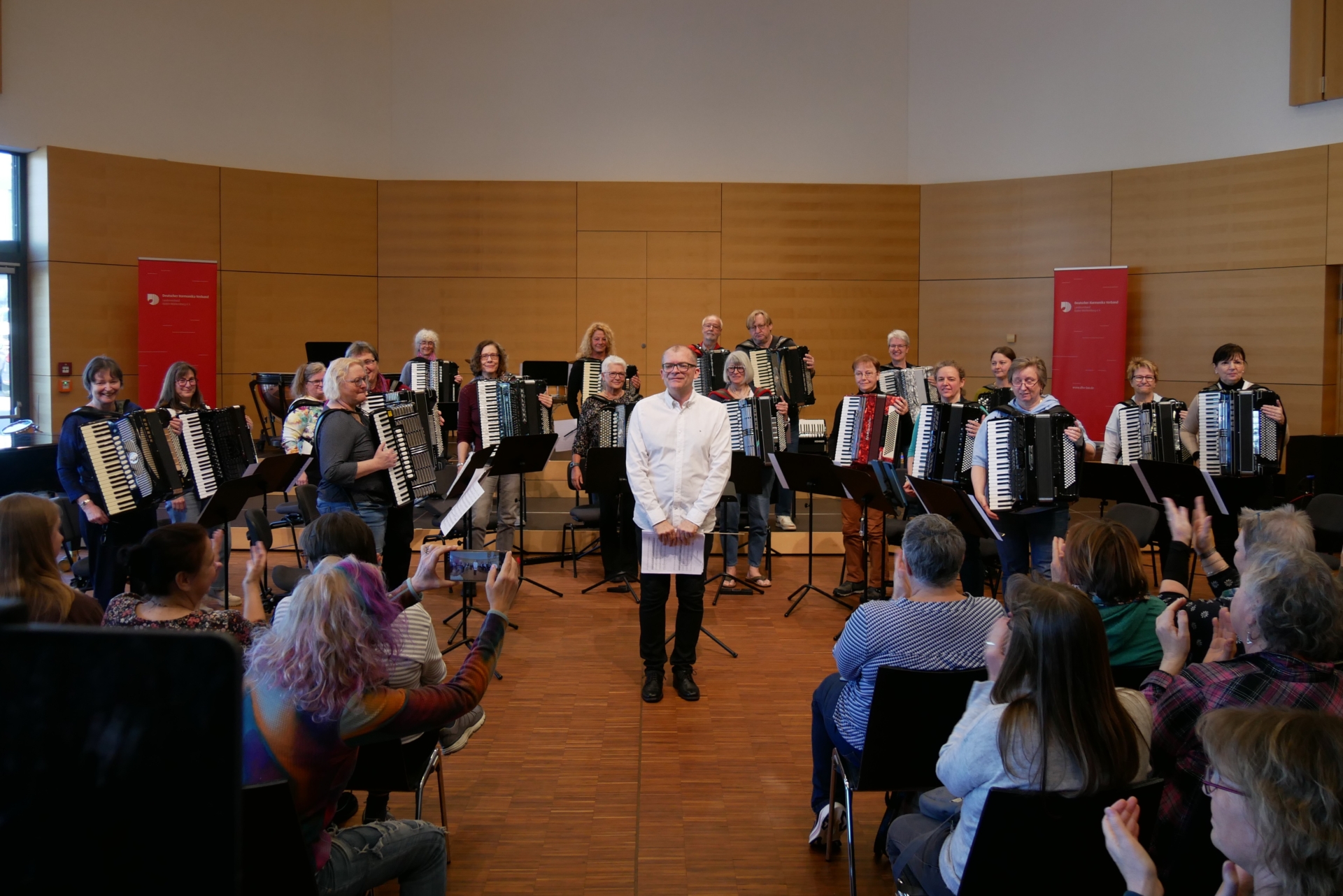 Lionel Chapuis und das Lehrgangsorchester nehmen Applaus entgegen.