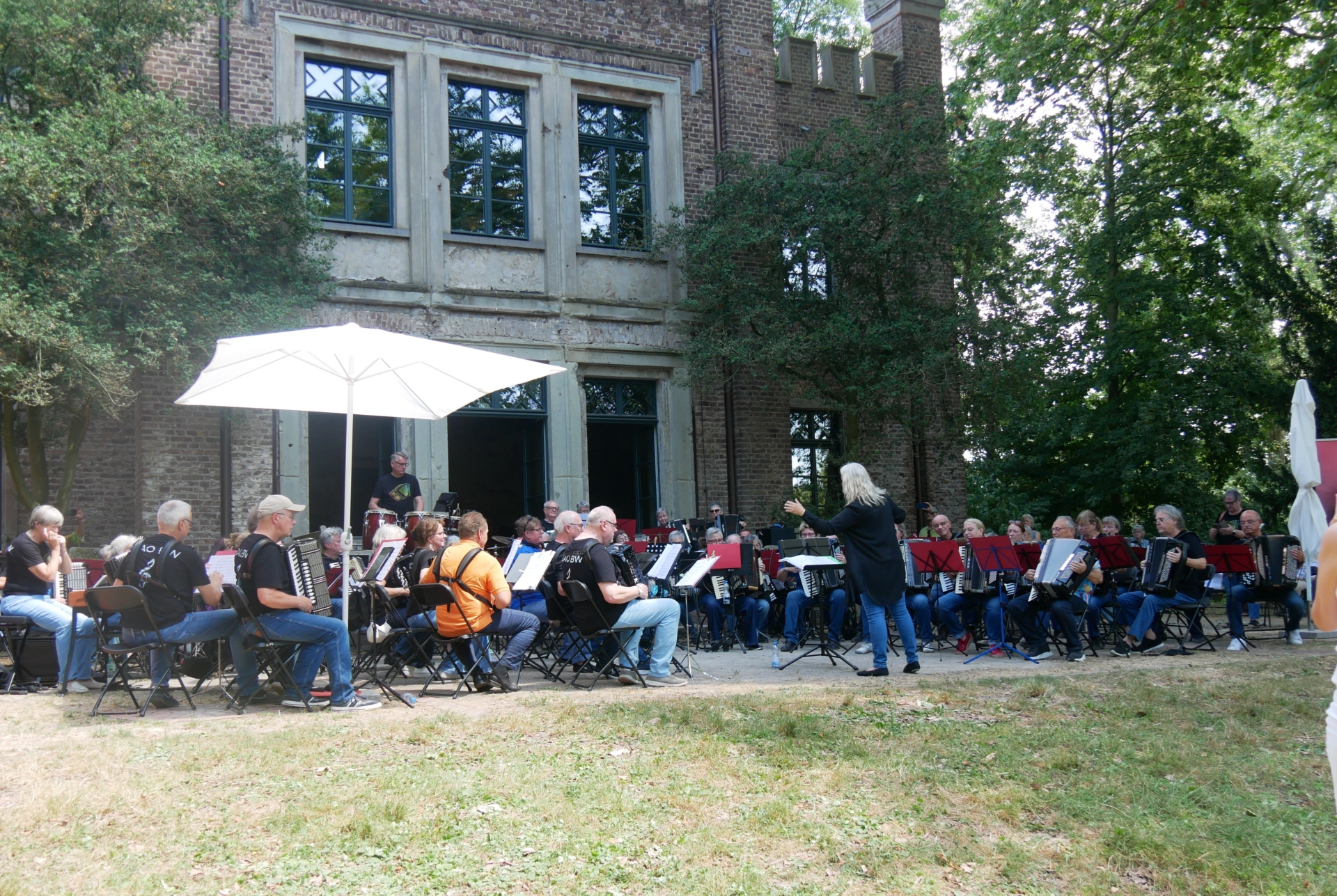 Vor dem Herrenhaus des Rittergut Orr spielen 60 Akkordeonisten unter Leitung der Dirigentin Sabine Kölz.