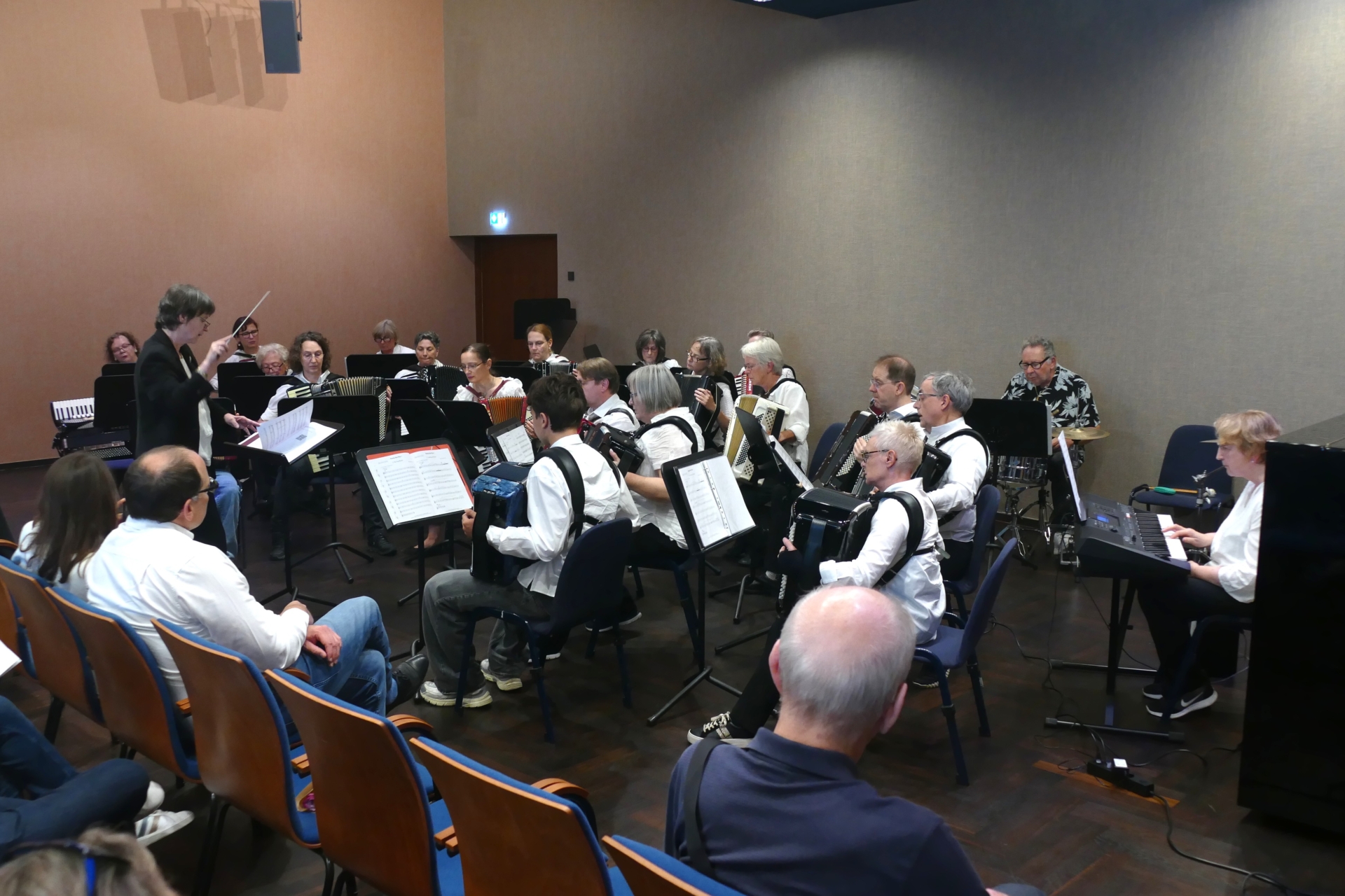 Im Kammermusiksaal spielt ein 22 Mitglieder starkes Workshop-Orchester unter Leitung der Dirigentin Anita Brandtstäter - inklusive Zungenbass, Keyboard und Schlagzeug.