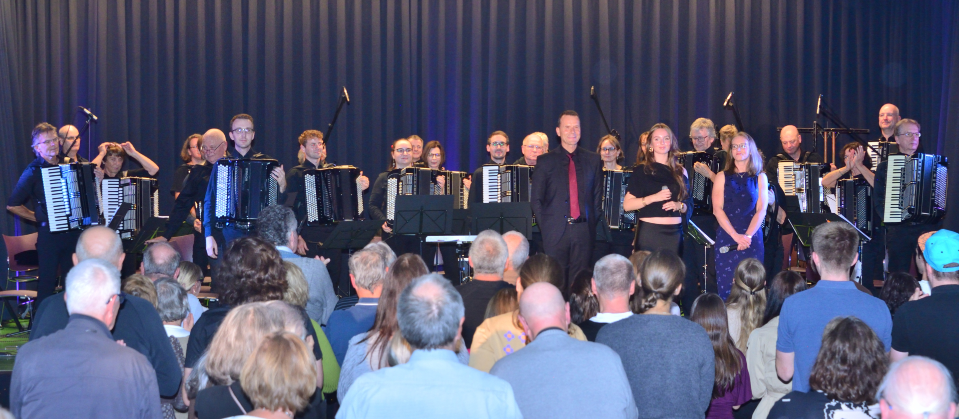 Das Akkordeonorchester Untergrombach nimmt den stehend dargebrachten Beifall des zahlreichen Publikums entgegen.