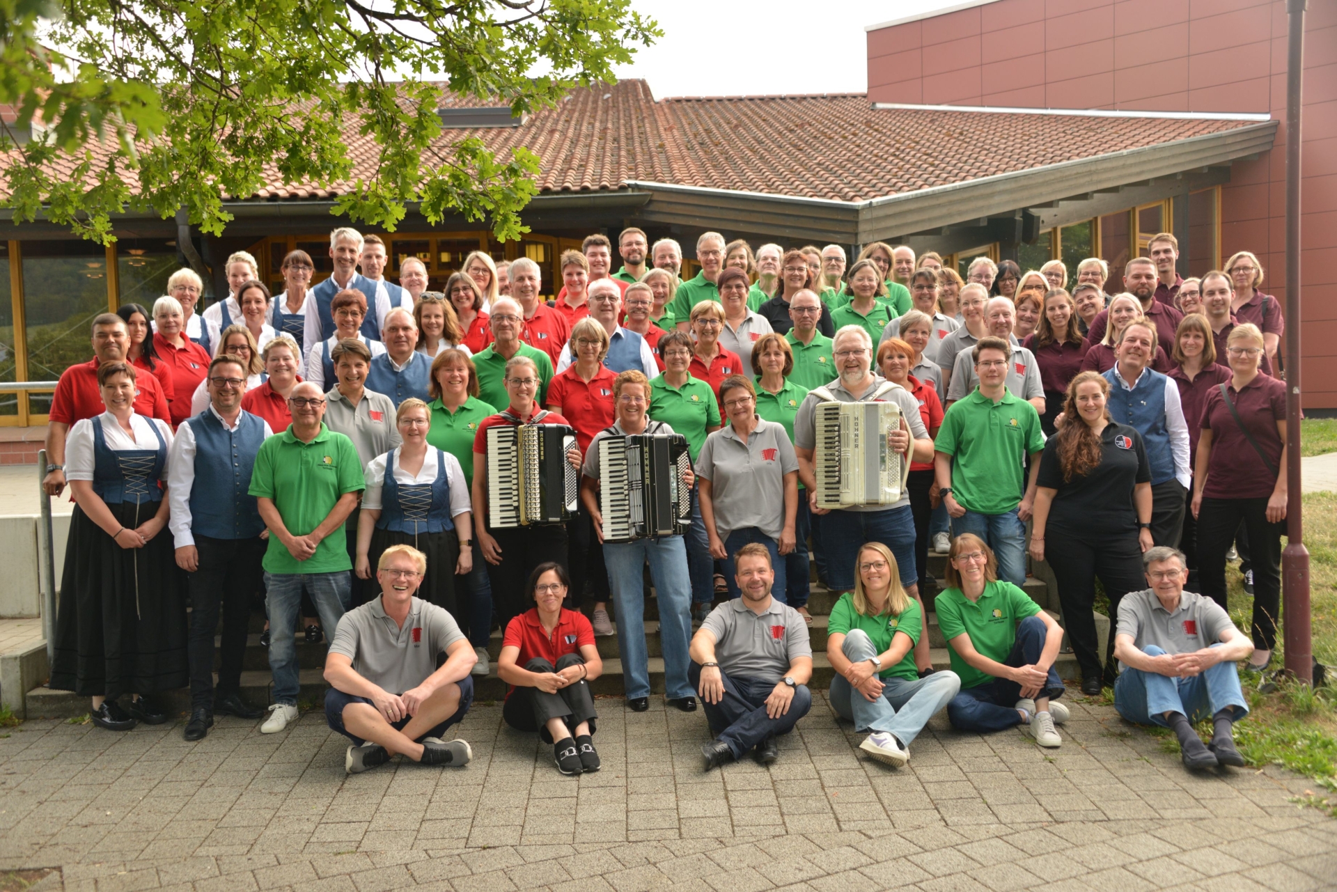 Ein Gruppenfoto mit allen Teilnehmern des Kreistreffens nach erfolgreicher Generalprobe vor der Ostbaarhalle